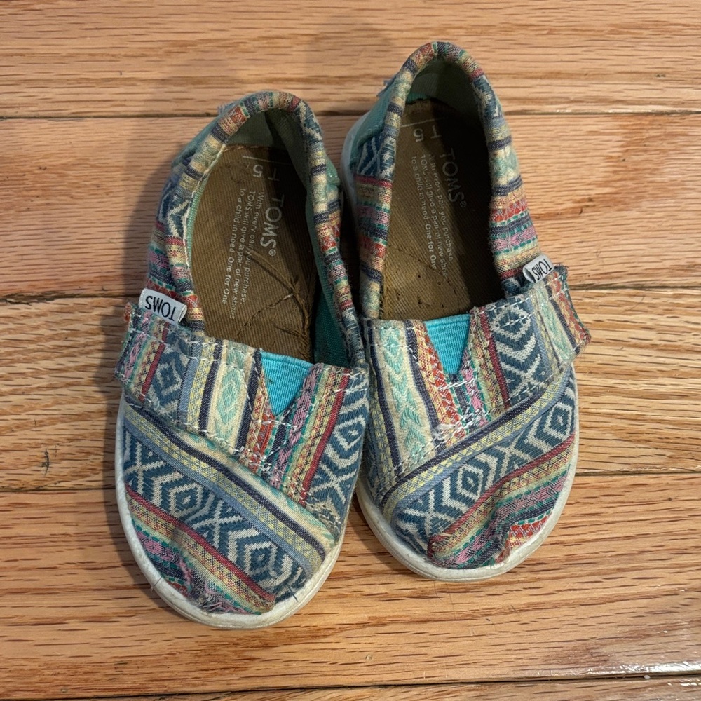 TOMS Kids Colorful Geometric shoes